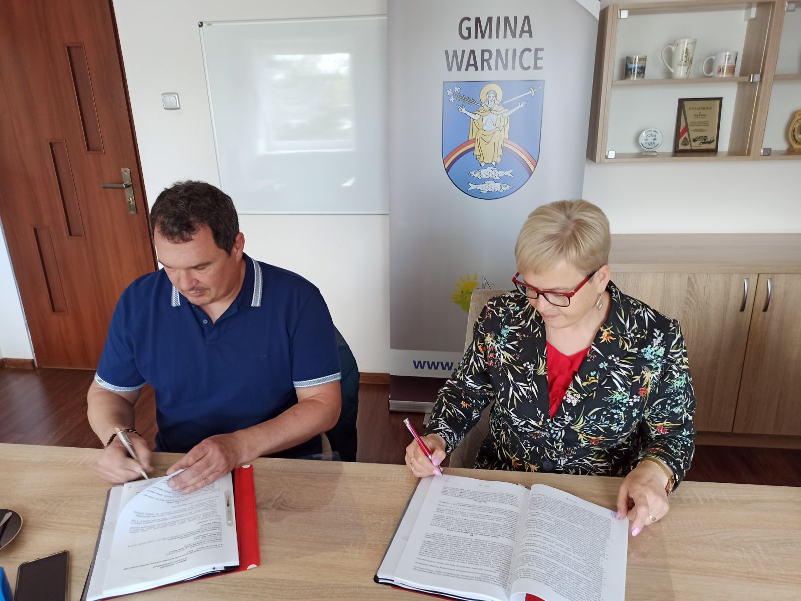 Wójt Gminy Warnice podpisuje umowę z P.B. ISOBAU-POLSKA Jarosław Stacherzak